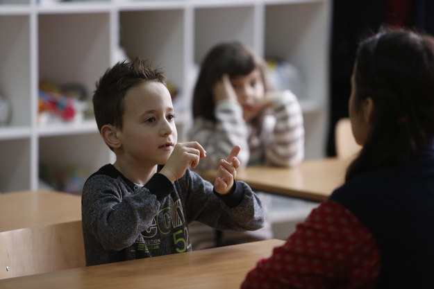 Kids Learn Sign Language For Their Deaf Classmate